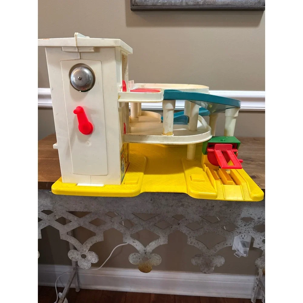 Vintage Fisher Price Little People Garage 2504 Play Family Service Center 1970s